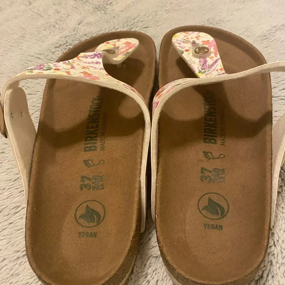 Birkenstock Gizeh vegan leather floral print sandals size 37. - Picture 2 of 8